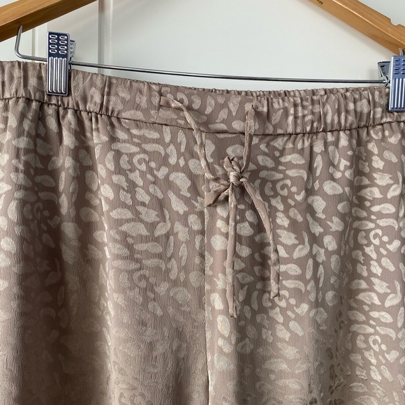 Banana Republic wide leg satin pull on pants in leopard print fresh taupe - Picture 5 of 11